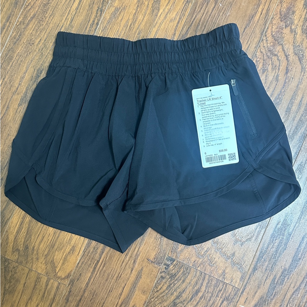NWT Lululemon Size 6 Black Tracker LR Short 4” Lined